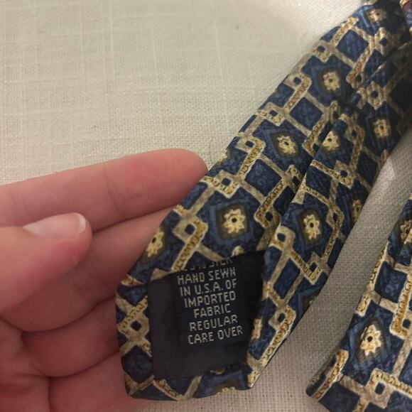 Roundtree & Yorke Men’s Tie 100% silk - Picture 2 of 4